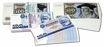 100er D-Mark- und Ostmark-Stapel Filmgeld Geldscheinstapel Geldscheinbuendel